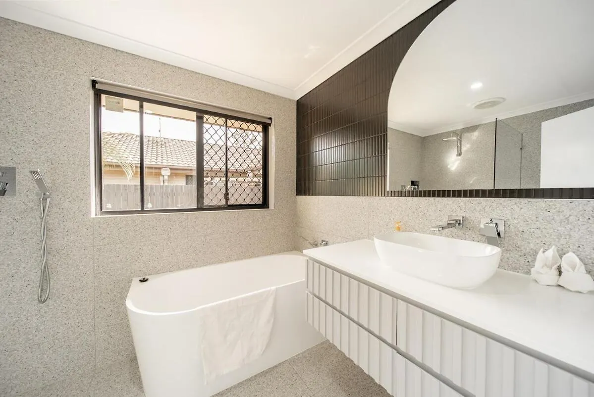 Little Coastal Boho Home - Neverending Summer Fun Near Themeparks & Close To M1 Exit Pimpama Australia